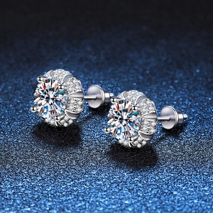 Elegante 1 Karat Moissanit Ohrstecker in Silber-Blütenfassung auf dunkelblauem Hintergrund