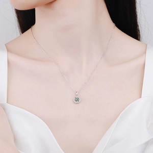 Elegante S925 Silberhalskette mit 1 Karat Moissanit-Halo-Anhänger an einem Model