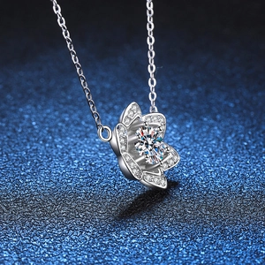 Elegante Halskette mit s925 Silber Kamelien-Anhänger und 1 Karat D-Farbe Moissanit-Stein