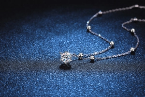 Vue macro du pendentif en moissanite argent S925 avec serti à six griffes et chaîne perlée