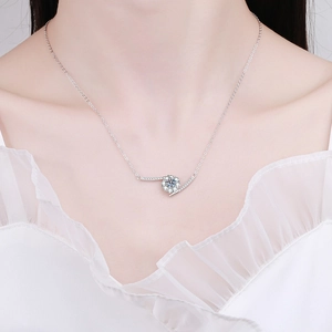 Elegante collana in argento 925 con pendente a forma di fiore e pietra moissanite