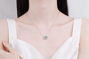 Detailed view of the 1 carat moissanite snowflake pendant worn on a silver S925 necklace