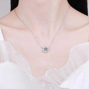 Elegante s925 Silber-Halskette mit Kamelien-Anhänger und einem 1-karätigen Moissanit
