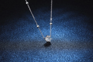 Détail macro du collier en argent S925 avec pendentif en moissanite à six griffes