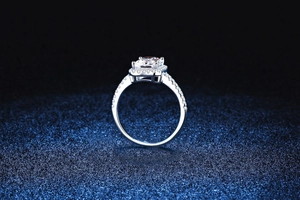 Dettaglio macro dell'anello in moissanite taglio radiant con incastonatura halo lucida