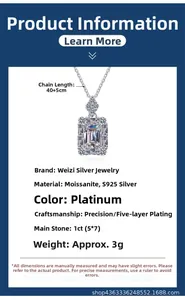 Vue détaillée du pendentif moissanite taille émeraude 1ct sur chaîne en argent s925