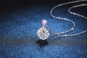 Détail du collier en argent carré avec moissanite D et pierre précieuse rose