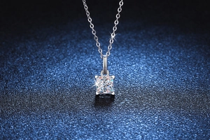 Vue macro du collier pendentif Moissanite coupe princesse avec monture à quatre griffes