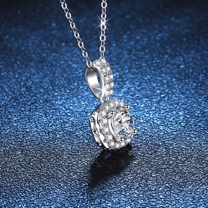 Classic 1ct round moissanite pendant necklace in polished s925 silver with halo design
