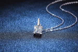 Détail macro du pendentif en moissanite taille princesse avec monture en argent