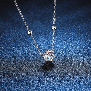 Collier en argent sterling S925 avec pendentif moissanite et monture classique à six griffes