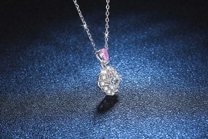 Vue macro du collier en argent S925 avec pierre ronde et gemme rose en forme de poire
