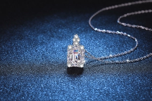 Vue macro d'un collier en argent s925 avec pendentif moissanite taille émeraude