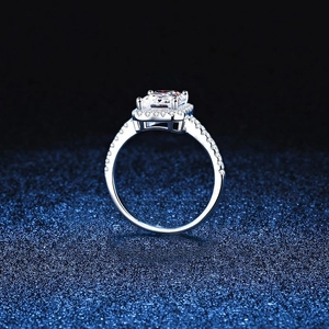 Anello in argento S925 con moissanite taglio smeraldo radiant e incastonatura a halo