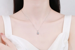 Gros plan d'un collier en argent S925 avec pendentif en moissanite coupe princesse sur modèle