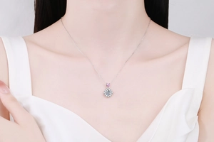 Détail du collier en argent S925 avec pendentif moissanite 1ct et accent de pierre rose
