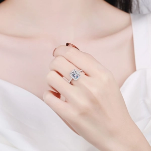 Anello in argento S925 con moissanite taglio smeraldo e pavé sulla mano di una modella