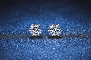 Dettaglio macro di orecchini moissanite a sei griffe in argento con un taglio brillante
