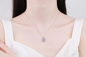 Vue détaillée du collier pendentif moissanite taille émeraude sur le cou élégant