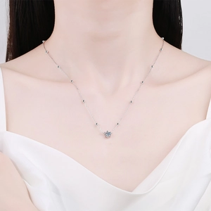 Collier en argent sterling S925 moissanite avec pendentif solitaire à six griffes élégant
