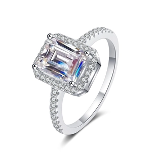 Anello in argento S925 con moissanite taglio smeraldo e incastonatura a pavé