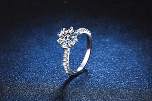 Vue macro d'une bague en Moissanite 2 carats avec diamants latéraux sur fond étoilé