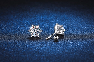 Dettaglio macro di orecchini a perno in moissanite argento S925 con chiusura a vite sicura