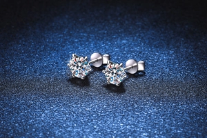 Vista macro di orecchini a lobo in argento 925 con moissanite e montatura a sei griffe