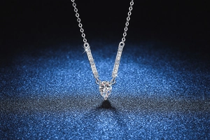 Detailed view of s925 silver necklace with V-shaped pavé setting and pear-cut moissanite