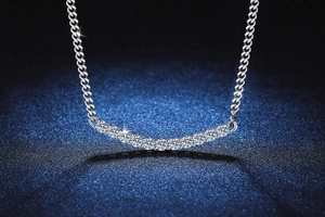 Détail du pendentif incurvé avec 11 pierres de moissanite sur une chaîne en argent fin