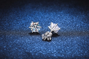 Vista macro dettagliata di orecchini in argento con castone moissanite a sei punte e vite
