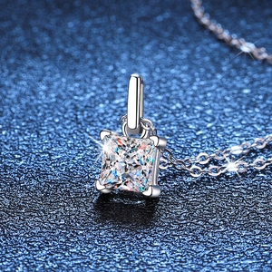 Collier avec pendentif moissanite taille princesse 1,2 carat en argent sterling S925 à griffes