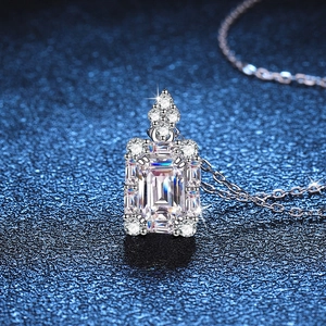 Pendentif moissanite 1 carat taille émeraude sur collier en argent s925 massif