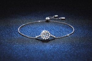 Détail du pendentif en forme de marguerite avec moissanite sur chaîne en argent S925