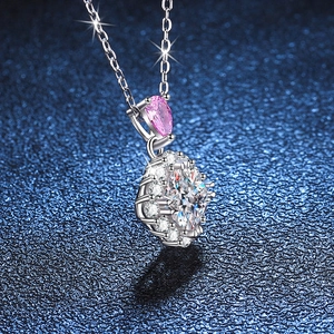 Élégant collier en argent s925 avec une pierre rose en poire et un halo de moissanite ronde