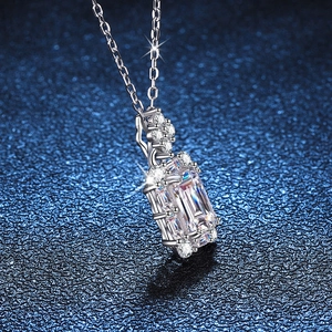 Collier en argent S925 avec pendentif en moissanite taille émeraude sur fond bleu foncé