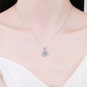Collier en argent S925 avec gemme rose en poire et pendentif carré porté par un mannequin