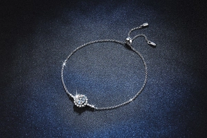 Détail macro du bracelet marguerite en argent sterling S925 avec serti halo en moissanite