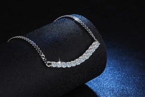 Détail du collier en argent s925 avec 11 pierres moissanite sur socle sombre texturé