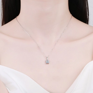Collier en argent sterling S925 avec pendentif moissanite coupe princesse sur un mannequin