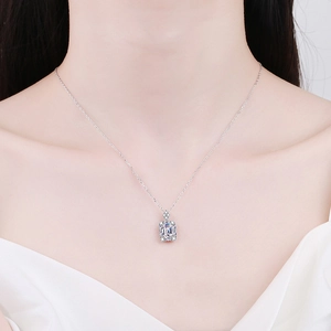 Modèle portant collier en argent S925 avec pendentif moissanite taille radiant émeraude