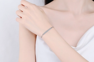 Elegant s925 silver Cuban bracelet featuring sparkling moissanite diamonds on wrist