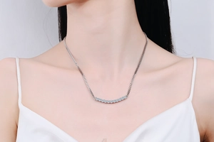Gros plan d'un collier en argent moissanite S925 porté au cou révélant des détails fins