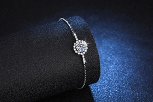 Vue macro du bracelet marguerite en argent S925 avec une moissanite de 1 carat au centre