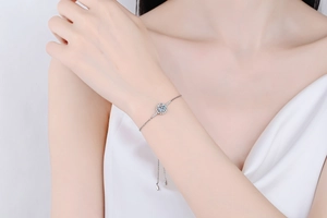 Détail du bracelet marguerite réglable en argent S925 avec moissanite 1ct sur le poignet