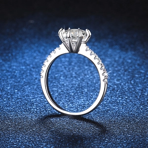 Bague moissanite 2 carats en argent S925 avec serti couronne sur fond bleu foncé