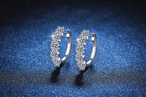 Gros plan de boucles d'oreilles en argent S925 avec pierres moissanite serties avec soin