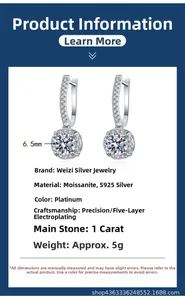 Gros plan de boucles d'oreilles moissanite 1 carat avec sertissage à 4 griffes en argent 925