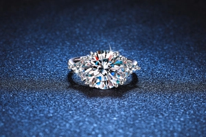 Vue macro détaillée d'une bague moissanite 5 carats avec pierres latérales triangles