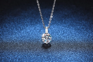 Vue macro d'un pendentif en moissanite de 1 carat sur une chaîne en argent 925